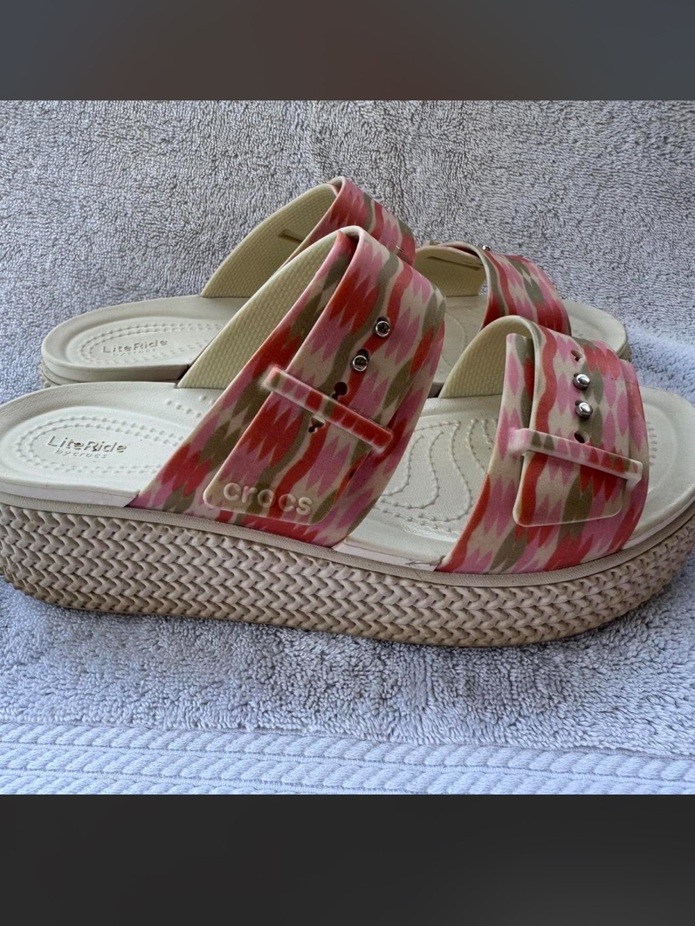 CROCS literide Women’s Pink Cream and green Patterned Platform Slide Sandals - Picture 4 of 7